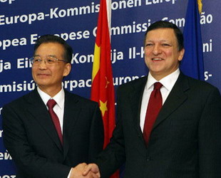 1 Der chinesische Ministerpr?sident Wen Jiabao ist am Freitag in Brüssel mit dem EU-Kommissionspr?sidenten José Manuel Barroso zusammengetroffen. Dabei haben beide Spitzenpolitiker Meinungen über die chinesisch-europ?ischen Beziehungen, gemeinsame Begegnung der Finanzkrise sowie andere regionale und internationale Fragen von gemeinsamem Interesse ausgetauscht.