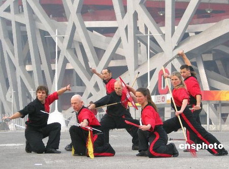 2 Einige Ausl?nder haben vor kurzem im Olympiapark vor dem 'Vogelnest', dem Nationalstadion, eine Vorführung in chinesischer Kampfkunst gegeben. Die Darbietung wurde eigens gefilmt und lockte viele Passanten an.