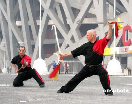 4 Einige Ausl?nder haben vor kurzem im Olympiapark vor dem 'Vogelnest', dem Nationalstadion, eine Vorführung in chinesischer Kampfkunst gegeben. Die Darbietung wurde eigens gefilmt und lockte viele Passanten an.