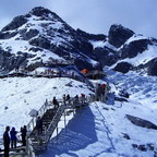 Ein Sessellift fährt direkt zu den schneebedeckten Bergen. Besucher können eine weite Fläche an Naturschnee genießen, die sich am Osthang auf einer Höhe von 4.500 bis 4.700 Metern befindet. Der Hauptgipfel des Schneebergs liegt 5.596 Meter über dem Meeresspiegel und ist der Gipfel, der am schwierigsten auf der Welt zu besteigen ist.