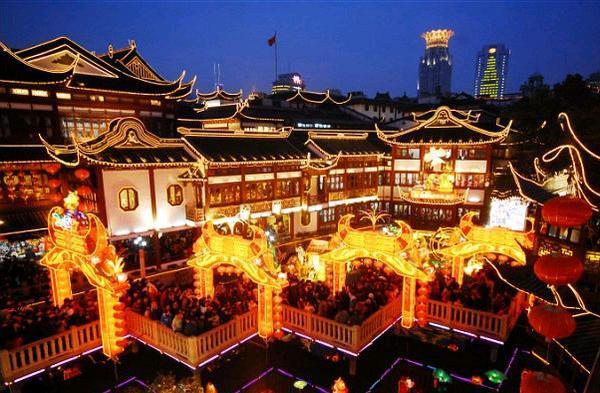 In der Nacht sorgen die Laternen im Yuyuan-Garten in Shanghai beim Frühlingsfest für eine feierliche Atmosph?re.