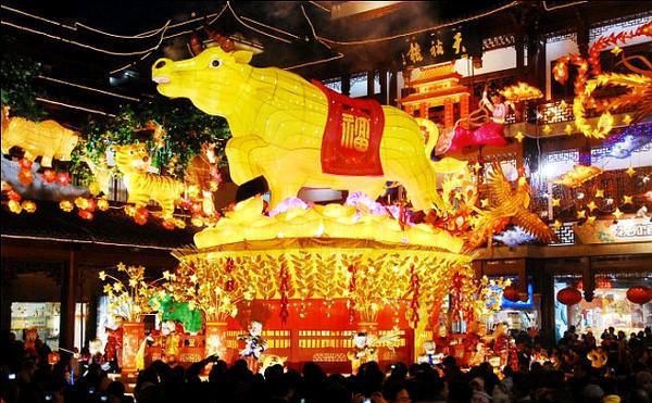 Ein leuchtender Büffel wird beim Frühlingsfest im Yuyuan-Garten ausgestellt.