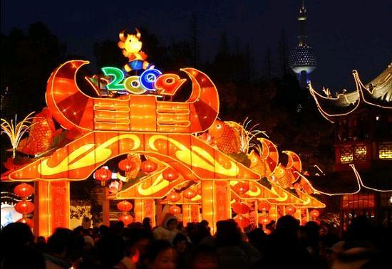 Dicht gedrängt besuchen mehr als zehn tausend Bürger das Laternenfestival im Yuyuan-Garten in Shanghai.