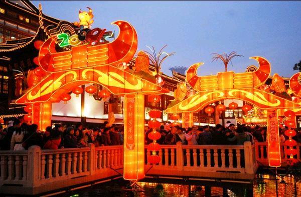 Dicht gedr?ngt besuchen mehr als zehn tausend Bürger das Laternenfestival im Yuyuan-Garten in Shanghai.