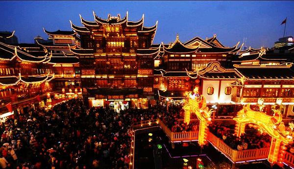 In der Nacht sorgen die Laternen im Yuyuan-Garten in Shanghai beim Frühlingsfest für eine feierliche Atmosph?re.