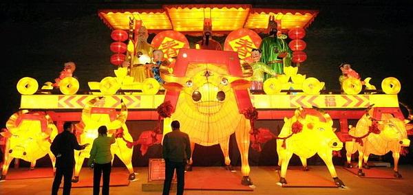 An der alten Stadtmauer in Xian wird zum Frühlingsfest eine große Laterne mit dem Namen „Goldener Büffel bringt Glück“ errichtet.