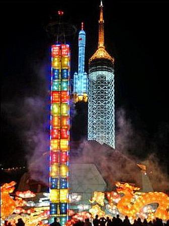 W?hrend des Feuerwerk- und Lichtfest in der Küstestadt Dalian erleuchtet die Laterne ?Shenzhou 7“ den Park der Arbeiter.