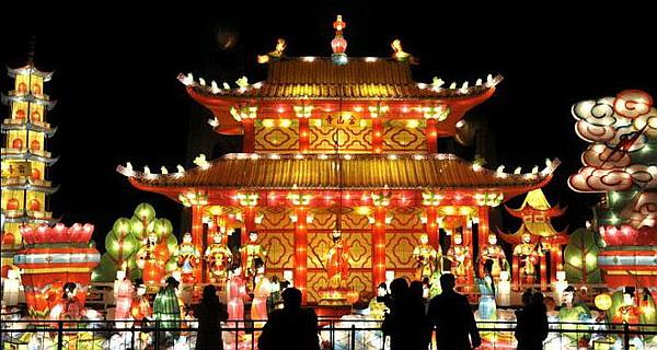 Beim Laternenfest in Tianjin stellen manche Exponate Szenen aus chinesischen Legenden dar.