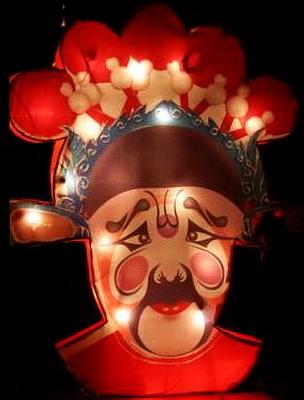Der Leuchtk?rper, der beim Laternenfestival in Dalian ausgestellt wird, erinnert an eine stilisierte Maske aus der Peking-Oper.