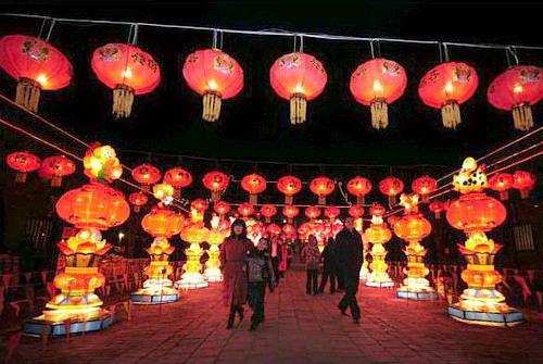 Das Laternenfest in der historischen Stadt Pingyao in der Provinz Shanxi hat viele Besucher angezogen.