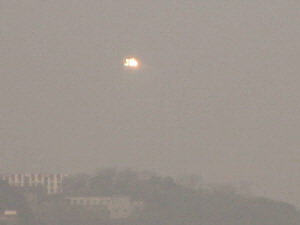 Ein UFO fliegt langsam über dem Yuzhong-Bezirk in der Stadt Chongqing.