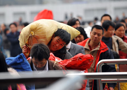 Wanderarbeiter bei ihrer Ankunft am Bahnhof Guangzhou in der Provinz Guangdong (7. Januar 2009. [China Daily]