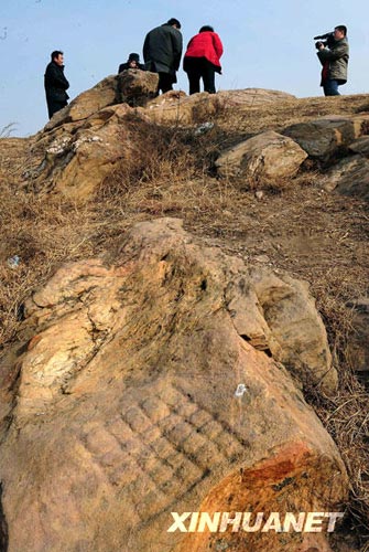Nach mehr als zweimonatigen Forschungsarbeiten wurden vor kurzem im Juci-Berg in Xinzheng in der zentralchinesischen Provinz Henan 4000 bis 8000 Jahre alt H?hlenmalereien entdeckt.