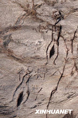 Nach mehr als zweimonatigen Forschungsarbeiten wurden vor kurzem im Juci-Berg in Xinzheng in der zentralchinesischen Provinz Henan 4000 bis 8000 Jahre alt H?hlenmalereien entdeckt.