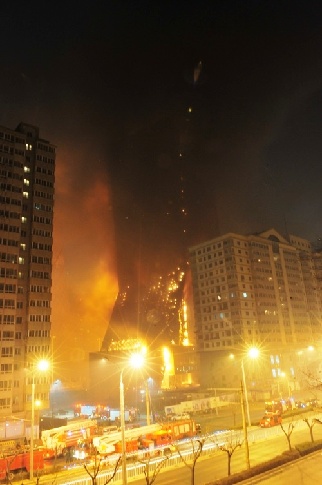 2 Der Neubau des Kulturzentrums TVCC des chinesischen Staatsfernsehens CCTV im Stadtzentrum von Peking ist am Montag um etwa 21 Uhr in Flammen aufgegangen.