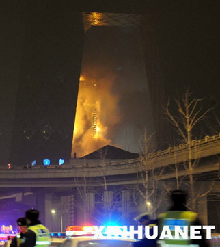 4 Der Neubau des Kulturzentrums TVCC des chinesischen Staatsfernsehens CCTV im Stadtzentrum von Peking ist am Montag um etwa 21 Uhr in Flammen aufgegangen.
