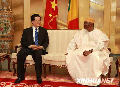 Die chinesisch-afrikanische Kooperation tritt in eine neue Phase. Im Rahmen seines Staatsbesuchs in Mali verspricht Chinas Staatspr?sident Hu Jintao, die Unterstützungen für Afrika auszubauen und mehr Schulden zu erlassen.