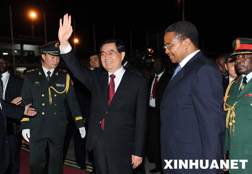 Der chinesische Regierungschef Hu Jintao kommt in der tansanisischen Hauptstadt Daressalam an.