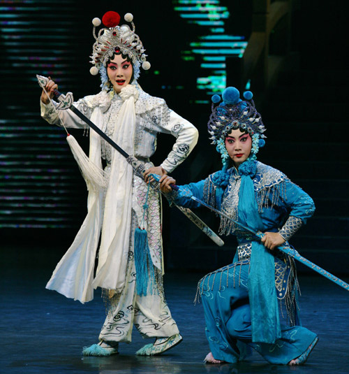 Mit einem neuartigen Bühnendesign, einer flexibeln Beleuchtungs- und Videoausrüstung sowie einer modernen Choreographie mit Akrobatik- und Kampfkunstelementen erh?lt diese klassische Pekingoper ein neues Gesicht.