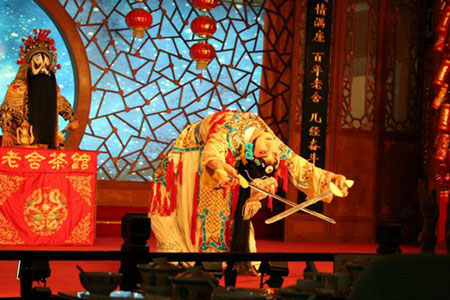 Dieses Abendprogramm ist ein Mix aus traditioneller Akrobatik, klassischem Beijinger Xiangsheng und der Pekingoper.