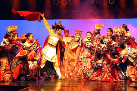 Dem Zuschauer wird ein spektakul?rer Mongolischer Tanz geboten, zudem wird traditionelle Musik gespielt.