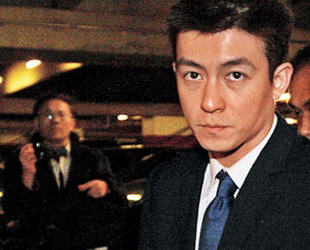 1 Edison Chen sagt im Prozess gegen den ehemaligen Angestellten eines Hong Konger Computergesch?fts aus. Dieser hatte vor einem Jahr Sex-Bilder von Chen und vier anderen Hong Konger Schauspielerinnen im Internet verbreitet.