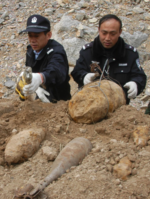 1 Die Polizei hat am Donnerstag insgesamt 107 Stücke explosiven Materials in Weifang vernichtet. Die Sprengs?tze, die w?hrend des Wiederaufbaus der Stadt Weifang in den vergangenen Jahren gefunden wurden, sind gr??tenteils überreste des Antijapanischen Krieges (1937-1945) und des Befreiungskrieges (1945-1949).