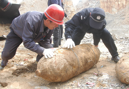 2 Die Polizei hat am Donnerstag insgesamt 107 Stücke explosiven Materials in Weifang vernichtet. Die Sprengs?tze, die w?hrend des Wiederaufbaus der Stadt Weifang in den vergangenen Jahren gefunden wurden, sind gr??tenteils überreste des Antijapanischen Krieges (1937-1945) und des Befreiungskrieges (1945-1949).