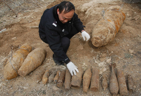 3 Die Polizei hat am Donnerstag insgesamt 107 Stücke explosiven Materials in Weifang vernichtet. Die Sprengs?tze, die w?hrend des Wiederaufbaus der Stadt Weifang in den vergangenen Jahren gefunden wurden, sind gr??tenteils überreste des Antijapanischen Krieges (1937-1945) und des Befreiungskrieges (1945-1949).