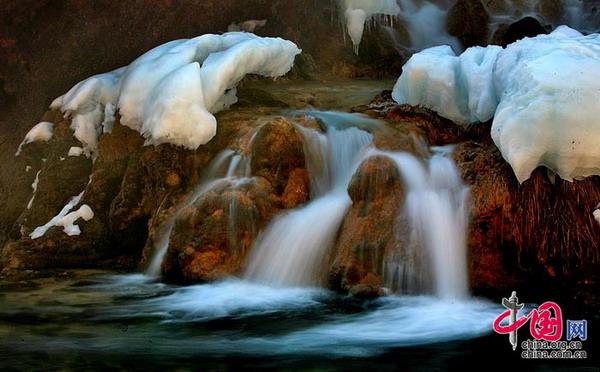 In Jiuzhaigou, dem Tal der neun tibetischen Dörfer, kommt der Frühling zurück. Der Schnee beginnt zu schmelzen und das Wasser fließt wieder. Die Blüten am Ufer gehen auf, und die Seen zeigen den Besuchern wieder ihre traumhafte Farbe.