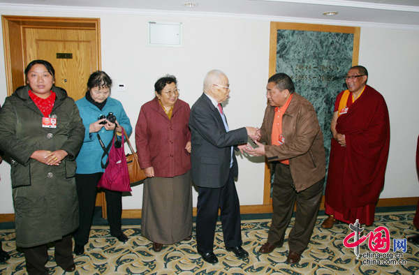 Yin Fatang, ehemaliger Regierungsleiter des Autonomen Gebiet Tibet, besuchte am Dienstagvormittag im Freundschaftshotel die PKKCV-Mitglieder aus Tibet.