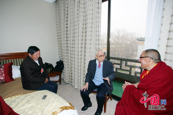 Yin Fatang, ehemaliger Regierungsleiter des Autonomen Gebiet Tibet, besuchte am Dienstagvormittag im Freundschaftshotel die PKKCV-Mitglieder aus Tibet.