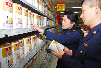 Lebensmittelinspekteure überprüfen Milchprodukte in einem Supermarkt in Hefei, der Hauptstadt der Provinz Anhui.