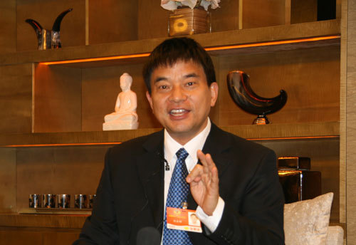 Bildunterschrift: PKKCV Mitglied und Vorsitzender der New Hope Group Board Liu Yonghao auf einer Pressekonferenz am 02. M?rz 2009.  