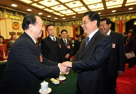 Pr?sident Hu Jintao (Zweiter von Rechts) schüttelt einem Mitglied des elften Nationalkomitees der Chinesischen Volkspolitischen Beratungskonferenz in Beijing die Hand. 4. M?rz 2009 [Xinhua]