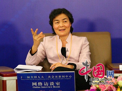 Li Miaojuan, Leiterin der Kommission für Reform und Entwicklung in der Provinz Guangdong beantwortete Fragen der Internetbesucher.