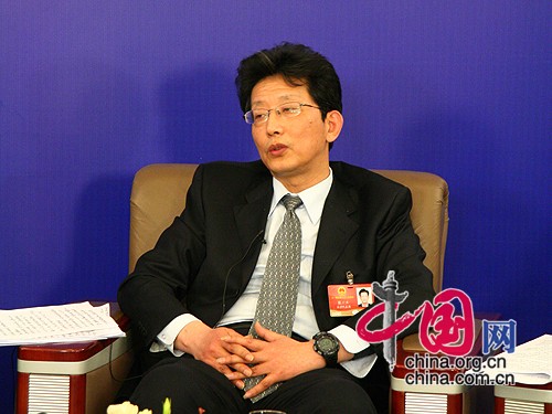 Zhang Gong, Leiter der Kommission für Reform und Entwicklung in Beijing beantwortete Fragen der Internetbesucher über den Immobilienmarkt in Beijing.