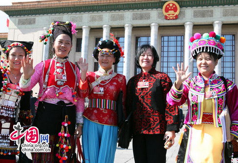 1 Auf den beiden Veranstaltungen von NVK und PKKCV bringen die Frauen als Vertreterinnen der chinesischen Frauen die Herzensanliegen des Volkes zum Ausdruck und pr?sentieren zugleich auch ihren eigenen Charme.
