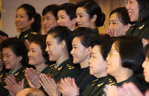 3 Auf den beiden Veranstaltungen von NVK und PKKCV bringen die Frauen als Vertreterinnen der chinesischen Frauen die Herzensanliegen des Volkes zum Ausdruck und pr?sentieren zugleich auch ihren eigenen Charme.