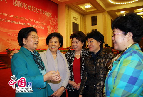 4 Auf den beiden Veranstaltungen von NVK und PKKCV bringen die Frauen als Vertreterinnen der chinesischen Frauen die Herzensanliegen des Volkes zum Ausdruck und pr?sentieren zugleich auch ihren eigenen Charme.