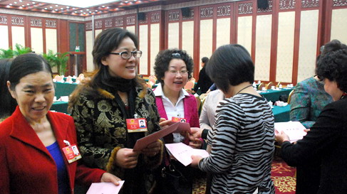 5 Auf den beiden Veranstaltungen von NVK und PKKCV bringen die Frauen als Vertreterinnen der chinesischen Frauen die Herzensanliegen des Volkes zum Ausdruck und pr?sentieren zugleich auch ihren eigenen Charme.