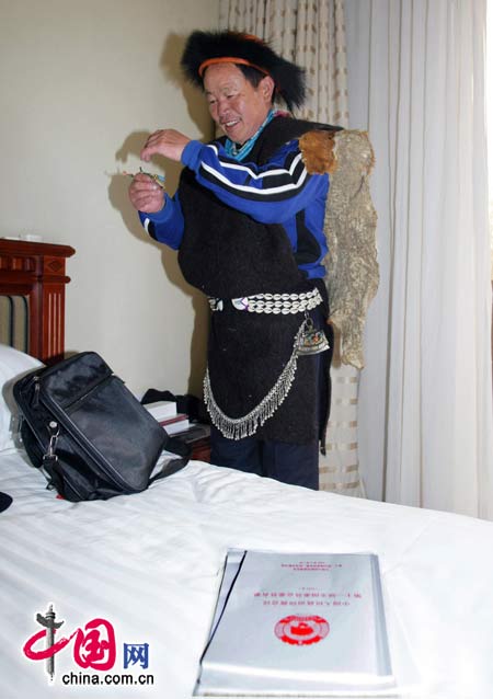 Ein PKKCV-Mitglied aus Tibet legt seine nationale Tracht an, bevor er an der Tagung teinimmt.