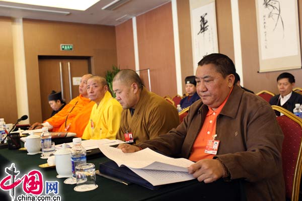 Buddhistische PKKCV-Mitglieder aus Tibet studieren den Rechenschaftsbericht, den Ministerpr?sident Wen Jiabao vorgelegt hat.