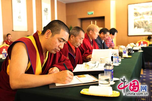  Buddhistische PKKCV-Mitglieder aus Tibet studieren den Rechenschaftsbericht, den Ministerpr?sident Wen Jiabao vorgelegt hat.