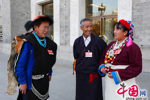  PKKCV-Mitglieder aus Tibet, die an der Jahrestagung der XI. PKKCV teilnehmen, diskutieren in einer Pause über das Mittagessen.