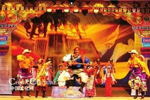 Anlässlich des 50. Jahrestags der Demokratischen Reformen in Tibet finden in Beijing verschiedene Kulturveranstaltungen statt. In einem Musical wird der Kampf der Tibeter und Han-Chinesen gegen die britischen Truppen vor 100 Jahren thematisiert und ein Theaterstück zeigt den marktwirtschaftlichen Wandel eines tibetischen Dorfes.