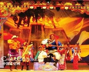 Anlässlich des 50. Jahrestags der Demokratischen Reformen in Tibet finden in Beijing verschiedene Kulturveranstaltungen statt. In einem Musical wird der Kampf der Tibeter und Han-Chinesen gegen die britischen Truppen vor 100 Jahren thematisiert und ein Theaterstück zeigt den marktwirtschaftlichen Wandel eines tibetischen Dorfes.