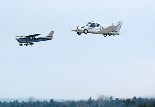 Das erste fliegende Auto der Welt, der Terrafugia Transit, hat vor kurzem erfolgreich seinen Jungfernflug absolviert.