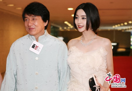 2 Jackie Chan ist gestern zum Start des j?hrlichen Hong Konger International Film Festivals in Hong Kong angekommen. Er will mit seinem Auftreten die Veranstaltung f?rdern. 2