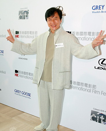 3 Jackie Chan ist gestern zum Start des j?hrlichen Hong Konger International Film Festivals in Hong Kong angekommen. Er will mit seinem Auftreten die Veranstaltung f?rdern. 3